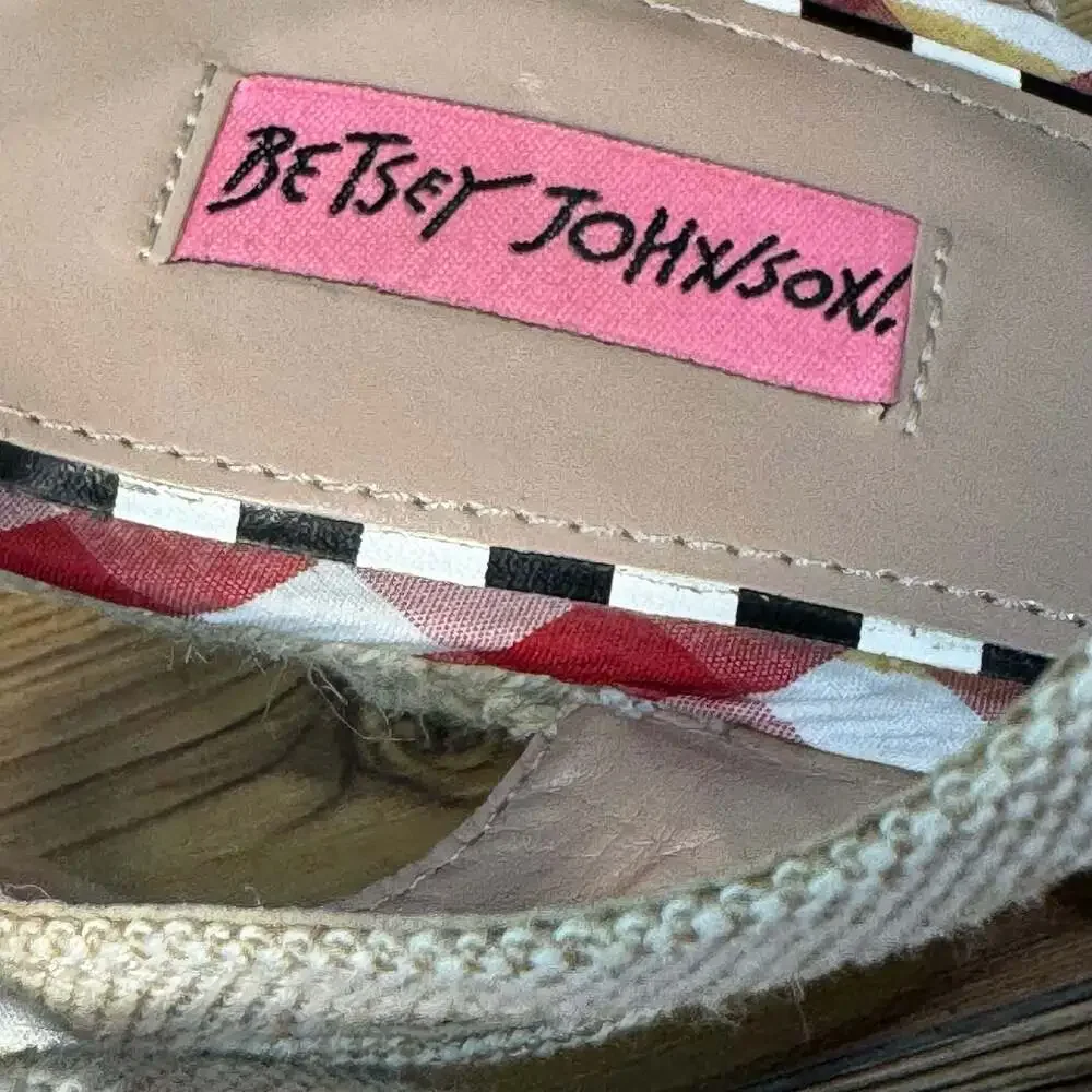 Betsey Johnson Lizzie Women’s 9.5M Raffia Fringe Espadrille Wedge Sandals